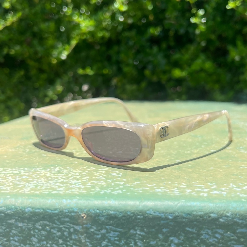 CHANEL Mother of Pearl / Marble Effect Vintage Sunglasses with Logo